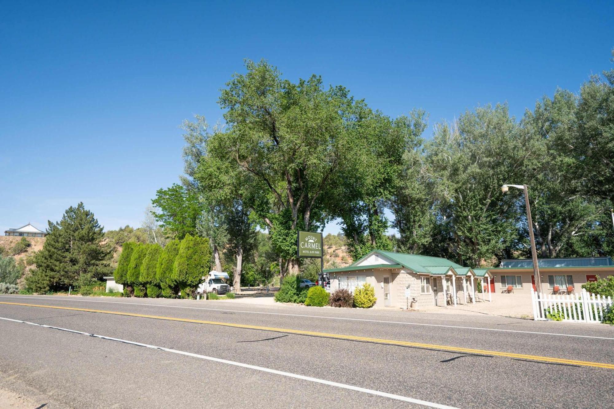The Park Cabin At Mount Carmel Motel And Rv Park Exterior photo